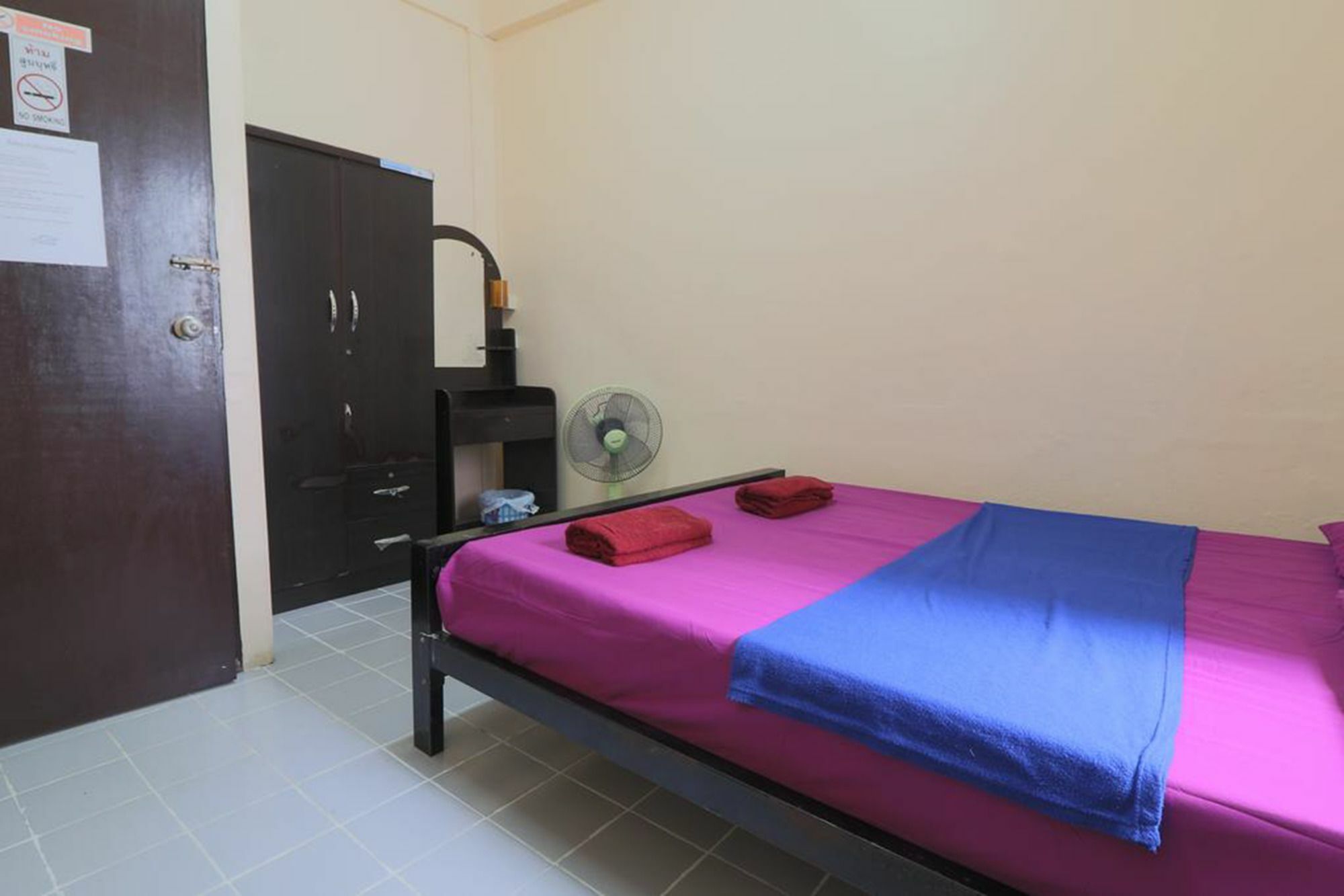 Yaya Guesthouse Bangkok Ngoại thất bức ảnh